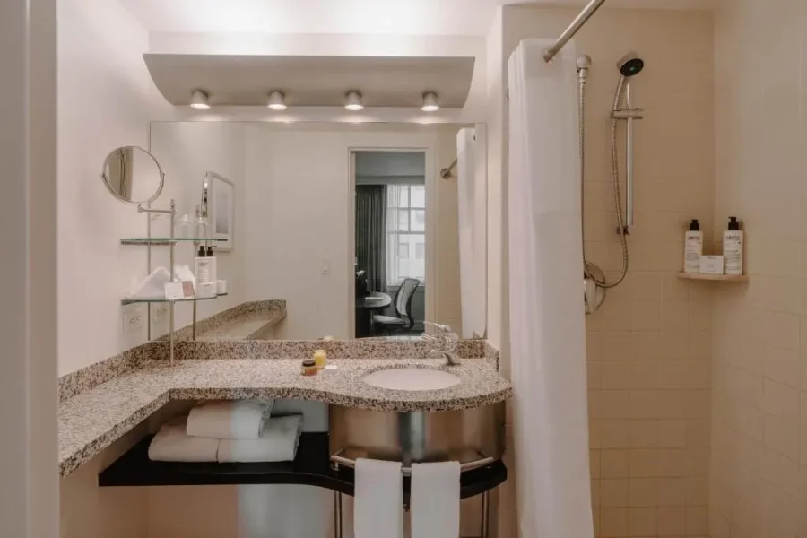 Experience Luxury at Club Quarters in Houston: A Downtown Gem